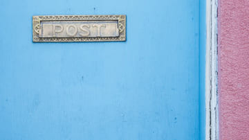 Briefkasten in blauer Tür